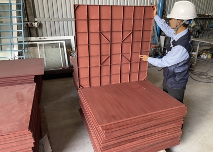 TVL CONSTRUCTION KIỂM TRA CHẤT LƯỢNG SẢN XUẤT CỐP PHA SÀN TẠI XƯỞNG